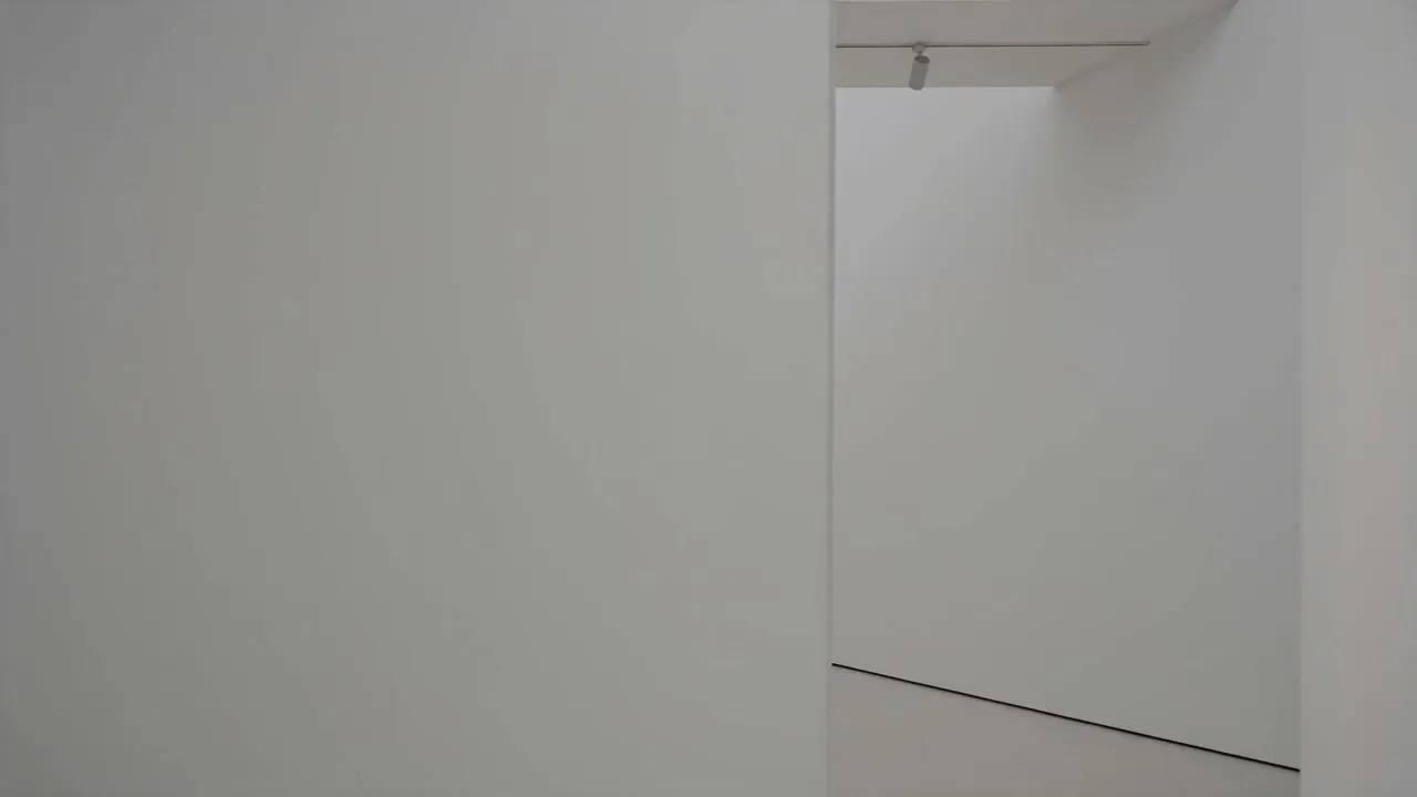 Großformatiges abstraktes Gemälde an einer weißen Galeriewand unter präzisem Spotlight